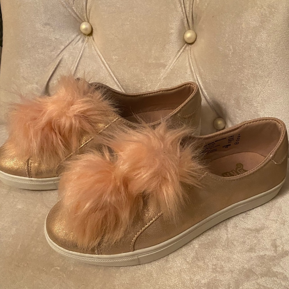 Brash slip on girls’ shoes in golden metallic pink shade with pompon US size 4